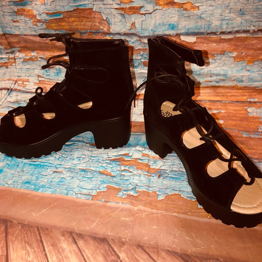 DOLLSKILL DELO LACE UP BLACK VELVET SANDALS 8 - Picture 3 of 9